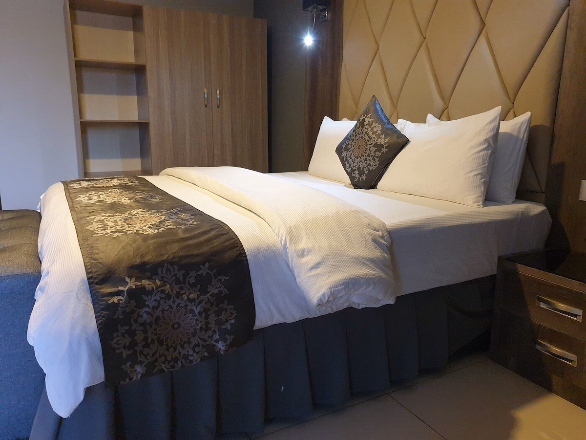 /web/uploads/116/De Castle Hotel & Resort Enugu/room-photos/Standard Room/de castle standard room1.jpg